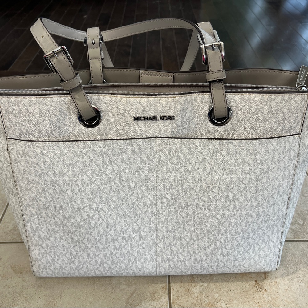 Michael Kors Stylish Gray and White Tote